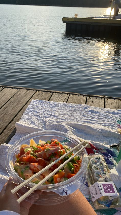 Lunch Outside Aesthetic, Sushi Poke Bowl, Sushi Bowl Aesthetic, Aesthetic Sushi, Bowls Aesthetic, Aesthetic Food Pics, Poke Aesthetic, Poke Bowl Salmon, Aesthetic Bowls