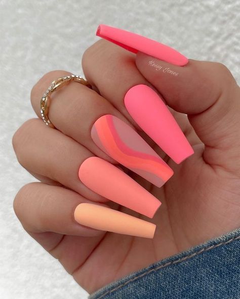 Summerfeelin nail art Summer Nails Matte, Neon Coral Nails, Shiny Nails Designs, Plum Nails, Nails Trending, Coral Nails, Matte Nail Polish, Matte Nails Design, Nail Type