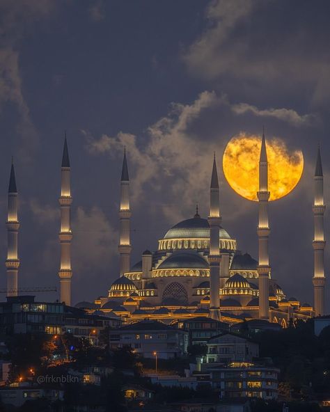 Turkey Masjid, Mosque Design, Architecture Wallpaper, The Full Moon, Ramadan Decorations, Islamic Architecture, Cologne Cathedral, Full Moon, Islamic Quotes