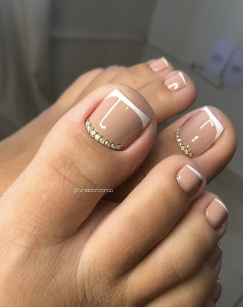 White Toes With Gold Design, Beige Toe Nails, Fall Nails Toes Toenails, Mint Green Toe Nails, Emerald Green Toe Nails, Pedicure French Tip Designs, Brown Pedicure Ideas, Feet Nails Ideas, Pedicure Francesa