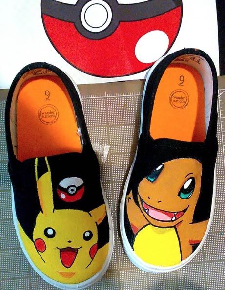 Pokemon Painted Shoes, Pokemon Shoes Diy, Pikachu Shoes, Disney Painted Shoes, Clothing Diys, Handpainted Shoes, Things Painting, Paint Jeans, Pokémon Party