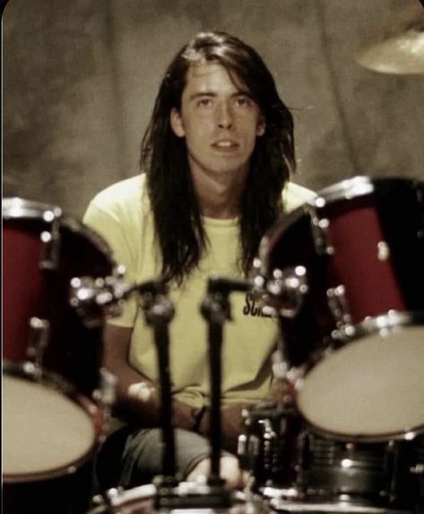 Dave grohl and his drum set Dave Ghrol 90s, Dave Grohl Pfp, Dave Grohl 90s, There Goes My Hero, Foo Fighters Dave, Musica Disco, Krist Novoselić, Dan Reynolds, Nirvana Kurt Cobain