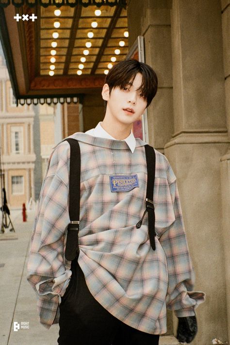 TXT - 'Chasing That Feeling' MV Photo Sketch (9 of 22) Posted on (txt_sarangdan2) Twitter. Oct. 17, 2023 Yeonjun And Soobin, Ansan, Photo Sketch, Tomorrow X Together, That Feeling, Scene Photo, Do You Remember, Pretty Men, K Idols