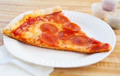 Can You Eat Pizza Every Day And Still Lose Weight?  https://www.womenshealthmag.com/weight-loss/lose-weight-eating-pizza?utm_campaign=DailyDose Low Calorie Alcohol, Pizza Factory, Pizza Pockets, Piece Of Pizza, Pizza Snacks, Bad Diet, Dominos Pizza, Pizza Rolls, Eat Pizza