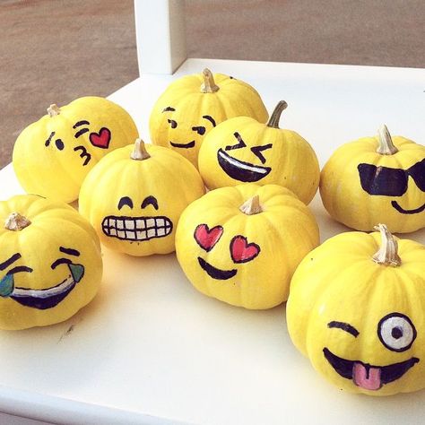 This is a cool project that is incredibly easy to make, even for kids.. Papers with the chosen emojis on them.. Pumpkin emoji is used for halloween text messages.. Diy emoji pumpkins step 1:You can look new details of Pumpkin Painting Emoji by click this link : view details Emoji Pumpkin Carving, Emoji Pumpkin, Emoji Decorations, Pumpkin Emoji, Emoji Diy, Pumpkin Painting Party, Creative Pumpkin Painting, Emoji Birthday Party, Pumpkin Decorating Contest