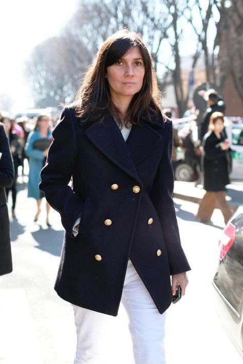 I love the simplicity of Emmanuelle Alt's style. Both masculine and feminine at the same time. Lots of classic with lots of modern. Emmanuelle Alt Style, Stile Casual Chic, Denim Street Style, Emmanuelle Alt, Paris Mode, Moda Chic, Spring Fashion Outfits, French Chic, Fashion Weeks