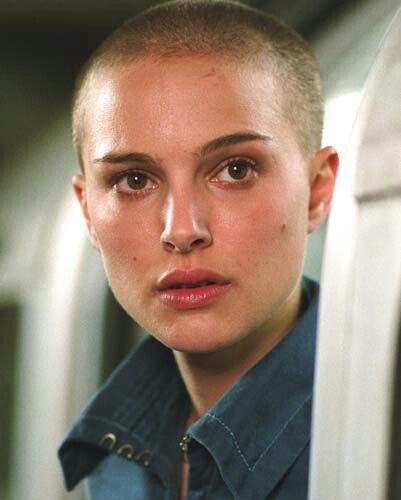 Natalie Portman as  Evey - in the MP "V for Vendetta" Sherilyn Fenn, Shaved Hairstyles, Asymmetrical Haircut, Haircut Styles For Women, Shaved Undercut, Short Haircut Styles, Undercut Women, Shave My Head, Bald Girl