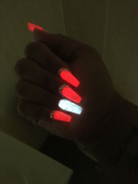 Glow In The Dark Red Nails, Glow In The Dark Nails, Dark Nail Designs, Dark Red Nails, 4th Of July Nails, July Nails, Dark Nails, Fire Nails, Red Nails