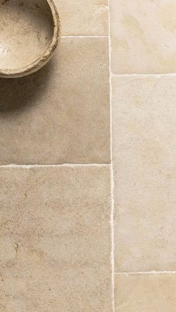 Limestone Bathroom Floor, Stone Tiles Kitchen, Earthy Interior, Limestone Texture, Provence Kitchen, Organic Interiors, Lime Stone, Travertine Tiles, Mandarin Stone