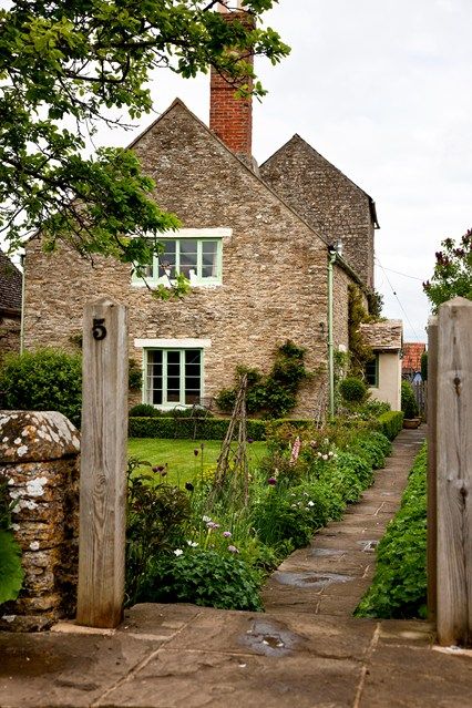 This enchanting Oxfordshire cottage - originally a worker's cottage - is perhaps not the most obvious Sibyl Colefax & John Fowler project. For a start it is tiny, and secondly its decoration has evolved piecemeal, retaining the personality of its owner, Alexandra Tolstoy. Cottage House England, Cottage In London, Oxford Cottage, Country House Uk English Countryside, Old Cottages England, Alexandra Tolstoy, Oxford Houses England Uk, Cottage Romance, Beautiful Properties