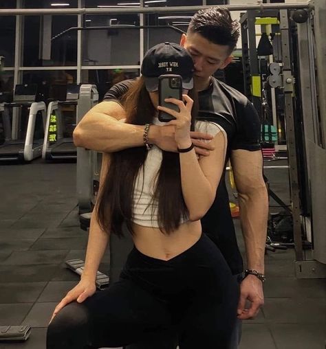 Couples Gym Pictures, Gym Couple, Gym Partner, Gym Pictures, Gym Aesthetic, Gym Photos, Trening Fitness, Partner Workout, Couple Selfies