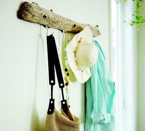 Driftwood coat rack. What a great way to catch beach towels, beach hats and even display a rope knot (monkey fist) accent. Staircase Diy, Key Holder Diy, Diy Driftwood, Driftwood Projects, Couch Diy, Wood Branch, Wood Rack, Driftwood Decor, Deco Originale