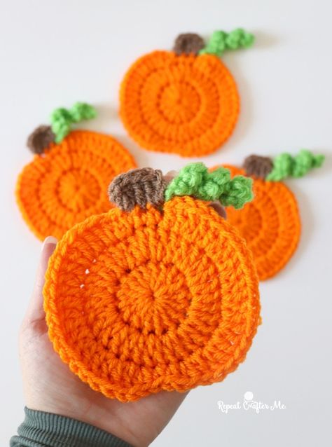 Pumpkin Crochet Coasters - Repeat Crafter Me Crocheted Pumpkins, Crochet Fall Decor, Crochet Pour Halloween, Thanksgiving Crochet, Crochet Coasters Free Pattern, Pumpkin Applique, Fall Crochet Patterns, Crochet Coaster Pattern, Halloween Crochet Patterns