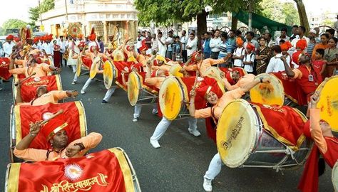 dhol tasha group at ganapati visarjan ....girls beating dhols along with boys... Maharashtra Dhol Tasha, Dhol Pathak Photography, Dhol Tasha Photography, Dhol Tasha Pathak, Dhol Tasha, Maharashtrian Culture, Photography Reference, Art Markers Drawing, Markers Drawing