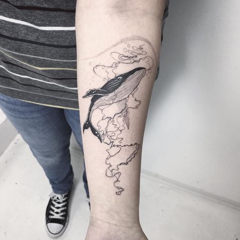 @iosep.ink Minimalistic Tattoos Men, Humpback Whale Tattoo, Beach Inspired Tattoos, Beach Tattoo Ideas, Hawaii Tattoos, Minimalistic Tattoos, Whale Tattoo, Whale Tattoos, Hip Tattoos Women