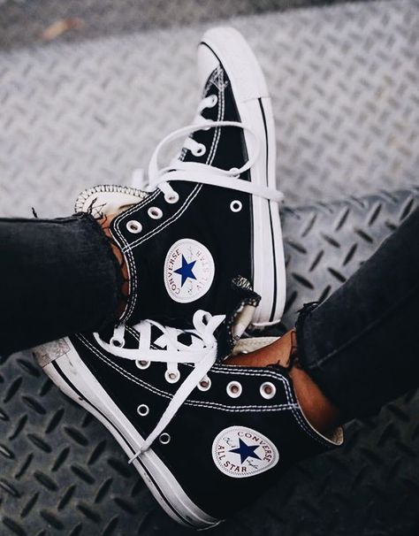 American Clothing Brands, Look 80s, Custom Converse, Aesthetic Shoes, Kinds Of Shoes, Converse Sneakers, Trendy Sneakers, Converse Chuck Taylor All Star, Buy Shoes