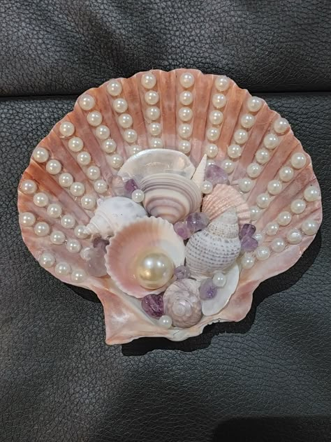 Slipper Shell Crafts, How To Display Sea Shells, Hawaii Crafts, Seashell Art Diy, Pink Seashell, Oyster Shell Crafts, Seashell Projects, Seashell Ornaments, Shell Decorations