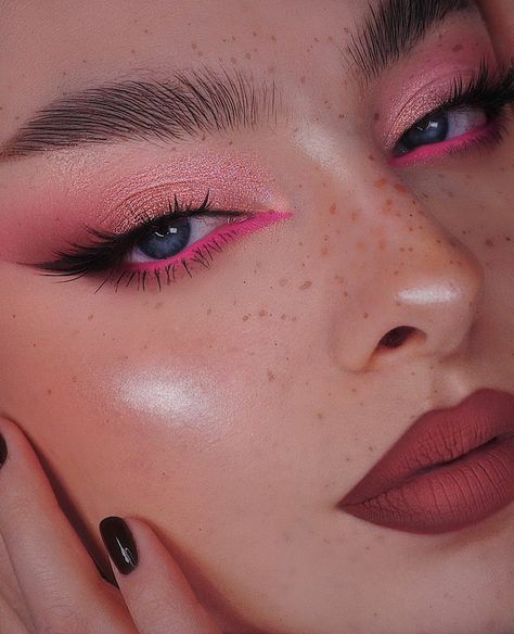 Peachy Pink Eye Makeup, Pink Eye Liner Looks, Light Pink Eyeliner Looks, Business Casual Makeup Looks, Pink Waterline Makeup, Pink Eye Makeup Aesthetic, Pink And Red Makeup Looks, Pink Liner Eye Makeup, Simple Pink Makeup Looks