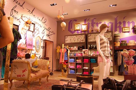 cool walls at a Juicy Couture store 2000s Street Fashion, Juicy Couture Store, 2000s Juicy Couture, Concept Stores, Boutique Decor, Dream Closets, Boutique Ideas, Beauty Boutique, Boutique Store