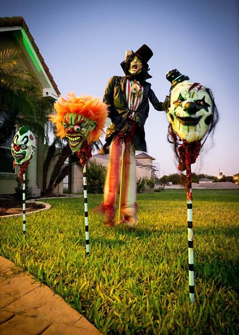 Halloween Carnevil, Clown Halloween Decorations Outside, Halloween Haunted Carnival, Scary Clown Halloween Decorations, Clown Decorations Halloween, Clown Theme Halloween Decor, Clown Halloween Decorations, Diy Halloween Props Outdoor, Halloween Circus Theme Yard