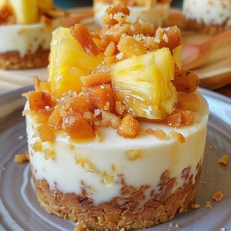 Pineapple Coconut Cheesecake, Cheesecake Minis, Optimal Recipes, Cheesecake Mousse Recipe, Pineapple Cheesecake, Tropical Desserts, Pineapple Desserts, Coconut Cheesecake, Miniature Foods