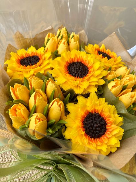 Yellow Cupcake Bouquet, Yellow Buttercream Flowers, Sunflower Cupcake Bouquet, Sunflower Desserts, Sunflower Birthday Cakes, Cupcake Flower Bouquets, Cupcakes Flores, Cupcake Flowers, Sunflower Cupcakes