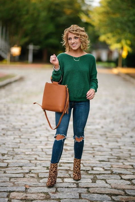 Green Dress And Leopard Print Shoes, Outfits With Green Sweaters, Green Sweater Outfit Women, Green Top Outfit Winter, Green Tops Outfit, Emerald Green Sweater Outfit, Emerald Green Outfits, Leopard Print Boots Outfit, Leopard Boots Outfit