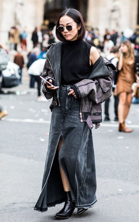 Maxi Denim Skirt Outfit Street Style, Long Denim Skirt Outfit Street Styles, Midi Jean Skirt Outfits, Denim Skirt Street Style, Elevated Indie, Denim Maxi Skirt Outfit, Long Denim Skirt Outfit, Yoyo Cao, Maxi Skirt Outfit