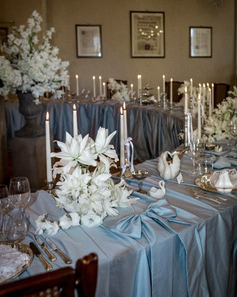 Special donut shaped wedding tablescape, inspired by 80s vibes, light blue tablecloths, candles and bows, lillyum flowers Pale Blue Candles, Powdered Blue Wedding, Blue Wedding Candles, Vintage Blue Wedding Theme, Light Blue Wedding Aesthetic, Blue Christmas Table Setting, 80s Theme Wedding, Blue Wedding Aesthetic, Robin Egg Blue Wedding