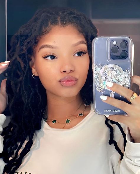 Halle Bailey Locs, Chloe And Halle Locs, Halle Bailey Style, Halle Bailey Hair, Halle Bailey Aesthetic, Chloe And Halle, Celebrity Beauty Secrets, Cute Eye Makeup, Chloe X Halle