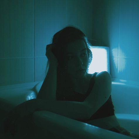 Bathroom Portraits Ideas, Bathtub Shoot Photography, Bathroom Photoshoot Ideas Aesthetic, Photoshoot In Bathroom, Bedroom Photoshoot Ideas Night, Bathtub Photoshoot Aesthetic, Tub Photoshoot Ideas, Bathroom Poses, Shower Photoshoot Ideas