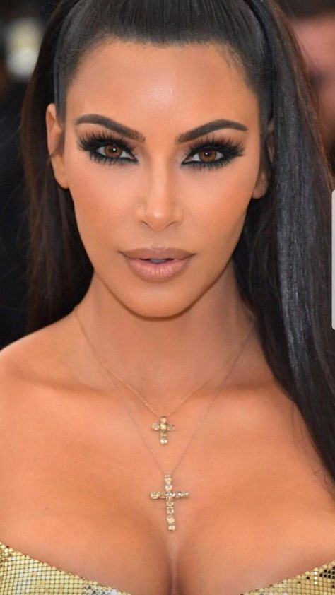 Kim Kardashian Dark Makeup, Kim K Smokey Eye, Eyeshadow Looks 90s, Make Kardashian, Kim Kardashian Eye Makeup, Kim Kardashian Smokey Eye, Kim Kardashian Jewelry, Kardashian Smokey Eye, Smoky Makeup Looks