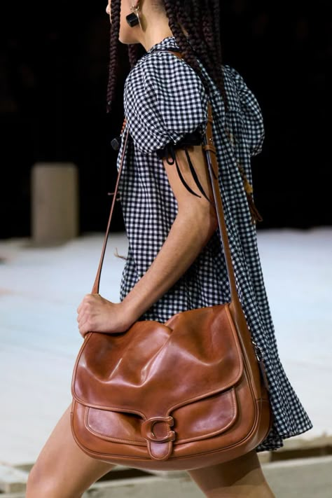 Celebrity Arms, Spring 2023 Ready To Wear, Gucci Spring, 2023 Ready To Wear, Trending Handbag, Pretty Bags, Best Bags, Spring 2023, Mode Vintage