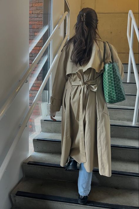 Trench Coat Summer, Trench Coat Outfits Aesthetic, Spring Outfits Trench Coat, Green Goyard Bag Outfit, Trench Coat Inspiration, Green Goyard Outfit, Blue Trenchcoat Outfit, Fall Outfits Trench Coat, Green Goyard Tote Outfit