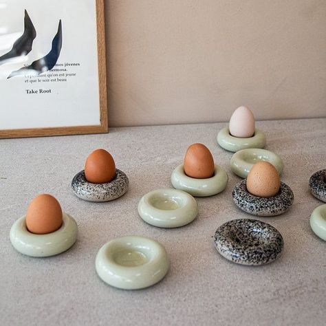 Egg Cup Pottery, Gift Idea Christmas, Pottery Egg Cups, Egg Cup Ceramic, Ceramic Studio Aesthetic, Egg Holder Ceramic, Pottery Egg Holder, Ceramic Diy Ideas, Clay Egg Holder