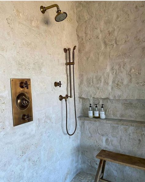 7 Best Shower walls' Materials To Complete Your Renovation - gramydeco.com Brick Wall Shower Ideas, Rock Wall Shower Ideas, Stacked Stone Shower Wall, Earthy Shower Tile Ideas, Stone Cottage Bathroom, Large Showers Without Doors, Plaster Shower Walls Concrete Bathroom, Master Bathrooms With Walk In Showers Stone, Bathroom Rock Walls