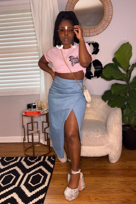 3 Ways To Wear a Graphic Tee This Summer + Style Hacks Ways To Style Oversized Tees, Tied Graphic Tee Outfit, Tying Graphic Tee, How To Tug In Oversized Shirt, Summer Graphic Tee T-shirt Dress With Graphic Print, Camo Cargo Pants, Camo Shorts, Oversized Graphic Tee, Striped Cardigan