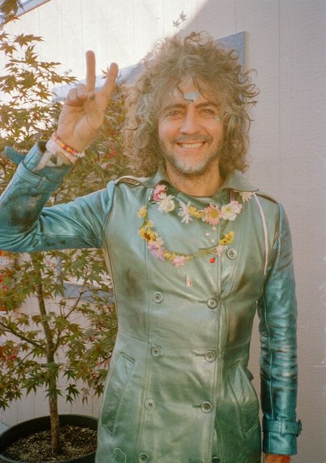 Wayne Coyne, Cool Looking People, Nerd Boyfriend, The Flaming Lips, Flaming Lips, Green Board, Concert Outfit Inspo, Oklahoma City Oklahoma, Music Board