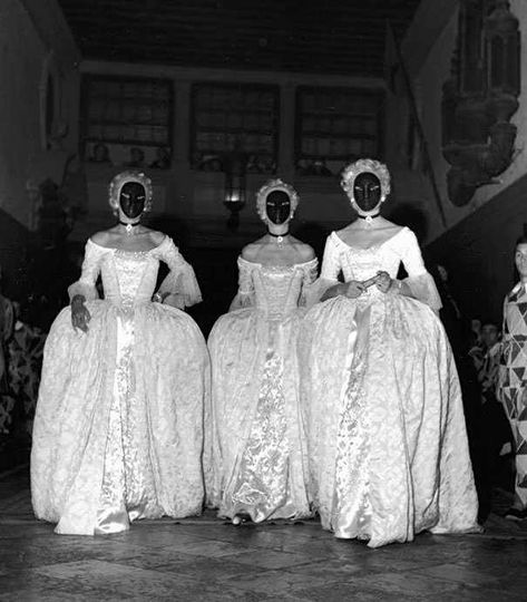 Vintage Halloween Costumes Were Amazing, And Terrifying... - Imgur Vintage Halloween Photos, Creepy Costumes, Edward Weston, Vintage Halloween Costume, Robert Doisneau, Henri Cartier Bresson, Black Halloween Dress, Streets Of Paris, 1 April