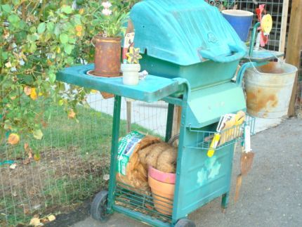 Bbq Grill Potting Table, Portable Potting Station, Old Grill Repurpose, Repurposed Grill, Potting Bench Ideas, Bbq Shed, Potting Station, Best Charcoal Grill, Potting Tables