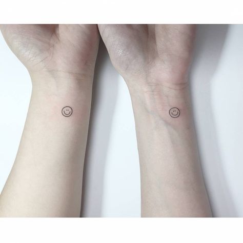 Wrist Smiley Face Tattoo, Dainty Smiley Face Tattoo, Smiley Face Tattoo Wrist, Matching Smiley Face Tattoos, Smiley Finger Tattoo, Smiley Tattoo Design, Witty Tattoo, Tattoo For Best Friends, Smile Face Tattoo