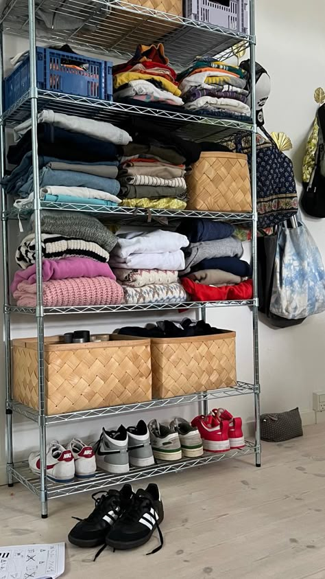 Wire Rack Clothes Storage, Clothing Rack Organization, Messy Wardrobe, Bunker Bed, Metal Wardrobe, University Rooms, Clothing Rack Bedroom, Shelf Clothes, Closet Renovation