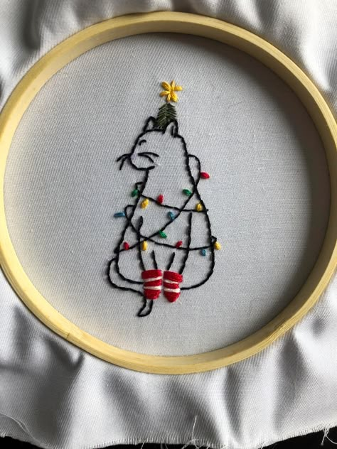 Christmas Embroidery Beginner, Easy Embroidery Christmas, Funny Christmas Embroidery, Christmas Cat Embroidery, Hand Embroidery Christmas Ornaments, Easy Christmas Embroidery, Simple Christmas Embroidery, Embroidery Xmas, Christmas Embroidery Ideas