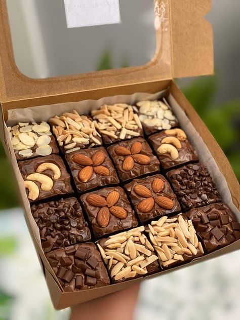 Brownie Hamper Ideas, Food Small Business Ideas, Brownie Boxes Packaging, Brownie Gift Packaging, Brownies Box Packaging, Brownies Packaging Ideas Boxes, Brownie Tower Ideas, Brownies Packaging Ideas, Online Bakery Business