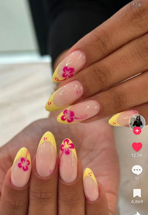 Disney Almond Shaped Nails, Sunny Nails Design, Simple Nail Art Summer, Simple Colourful Nails, Nail Inspo Summer 2024, Summer Nails Inspo 2024, Hawaii Nails Ideas, Yellow And Pink Nails, Nail Art Simple