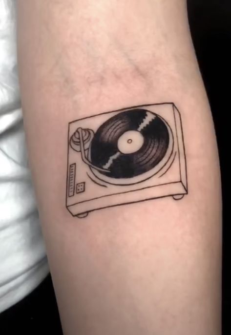 Rock Metal Tattoo, Turntable Tattoo Design, Vintage Music Tattoo, Fine Line Tattoo Men’s, Vynil Record Tattoo, Vinyl Tattoo Ideas, Vinyl Tattoo Record, Walkman Tattoo, Record Tattoo Vinyl