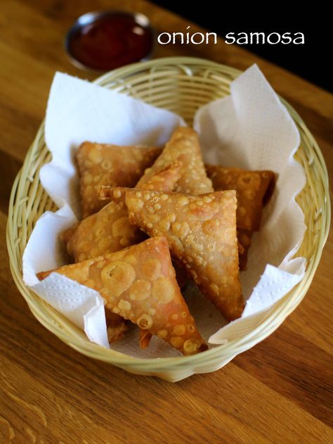 onion samosa recipe | irani samosa recipe | patti samosa recipe - http://hebbarskitchen.com/onion-samosa-recipe-irani-samosa-recipe/ Onion Samosa Recipe, Pazham Pori, Onion Samosa, Easy Samosa Recipes, Hebbars Kitchen, Samosa Recipe, Pani Puri, Homemade Pastries, Chaat Recipe