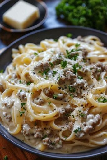 This Creamy Ground Beef Alfredo Pasta is a quick and easy meal ready in just 30 minutes! Perfectly seasoned ground beef combined with a rich and cheesy Alfredo sauce over tender fettuccine. It’s the ideal dinner for busy nights when you need something satisfying and flavorful. Save this recipe for your next weeknight meal and share it with friends! Ground Beef Alfredo Pasta, Beef Alfredo Pasta, Ground Beef Alfredo, Beef Alfredo, Creamy Ground Beef, Au Jus Recipe, Easy High Protein Meals, Comfort Pasta, Pasta Recipes Alfredo