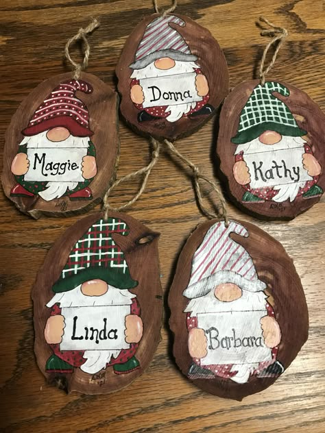 Christmas Ornaments Homemade Wood Slices, Wood Slice Art Christmas, Christmas Decorations House, Christmas Decoration House, Kids Christmas Decorations, Christmas Decoration Outdoor, Kids Christmas Decor, Christmas Decoration Party, Christmas Decorations Party