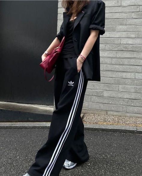 Athleisure Outfits Hijab, Adidas Trousers Outfit, Athleisure Outfits Streetstyle, Adidas Track Pants Outfit, Adidas Street Style, Adidas Pants Outfit, Looks Adidas, Track Pants Outfit, Look Adidas